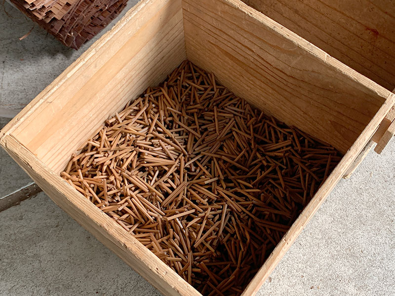 小國神社「檜皮葺のお屋根」檜皮葺に用いる竹釘