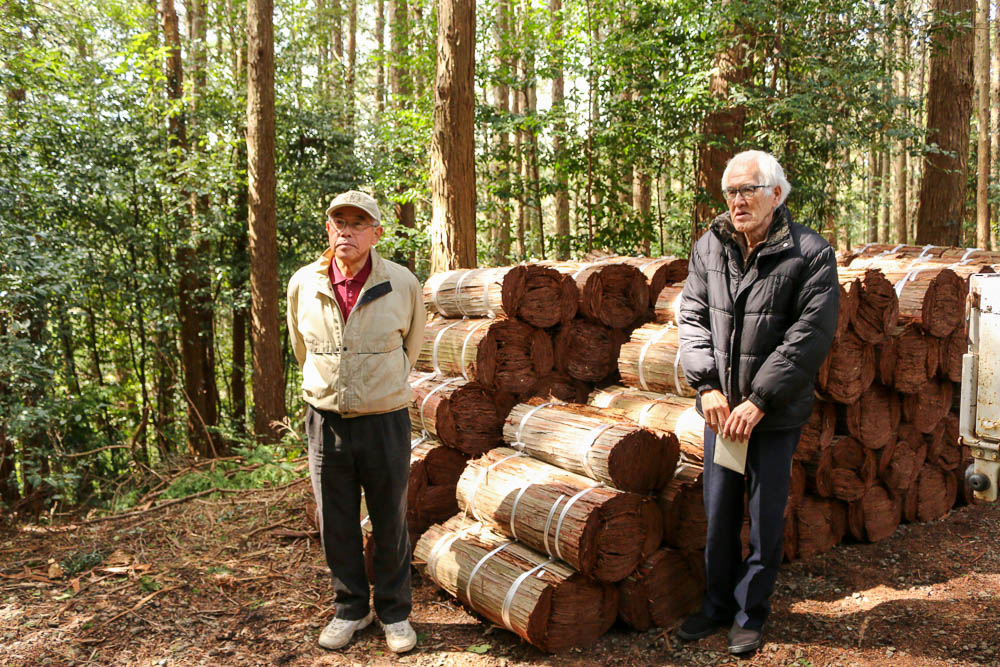 檜皮の引き渡しの確認作業（神明宮 中村宮司（左））