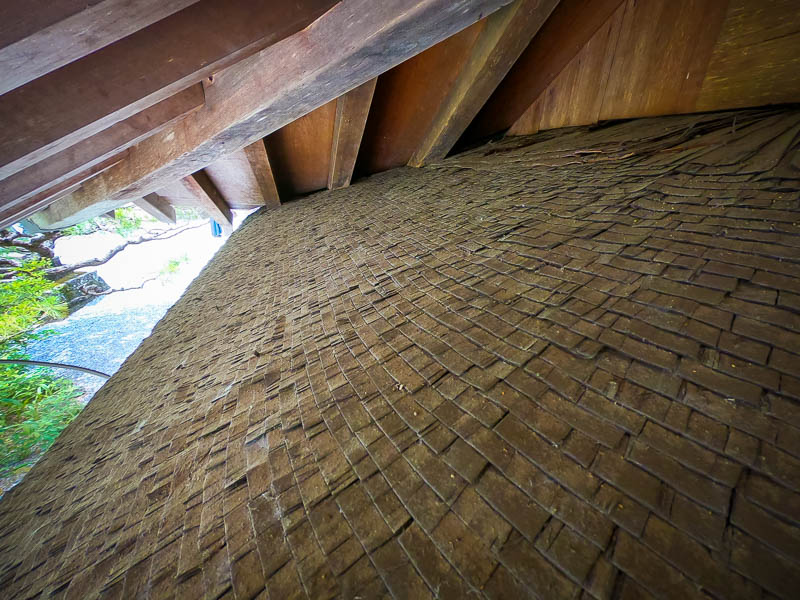 小國神社「渡り殿」修復を必要とする檜皮葺屋根