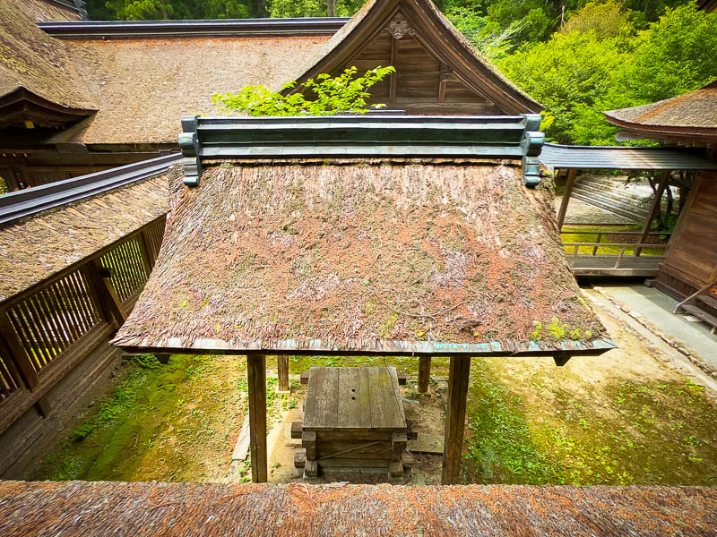 小國神社「真名井」修復を必要とする檜皮葺屋根