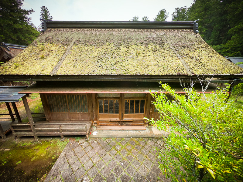 小國神社「中門・幣殿」修復を必要とする檜皮葺屋根